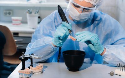 ¿Por qué una prótesis dental parece perfecta en el laboratorio pero falla en boca? Los factores que muchas clínicas pasan por alto