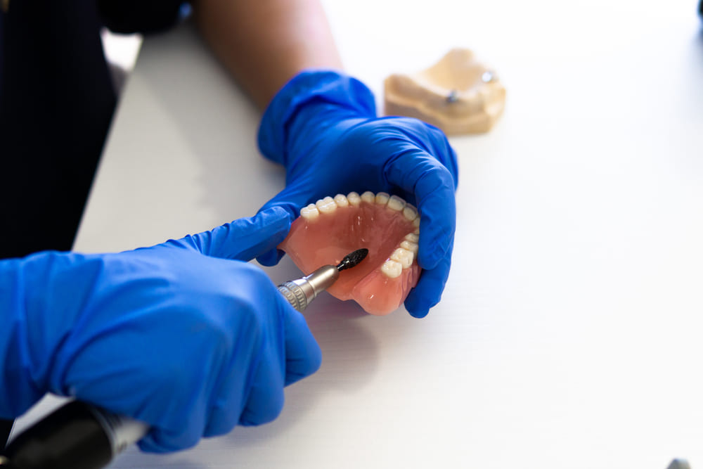 tecnico dental analizando oclusion y estetica en clautem lab